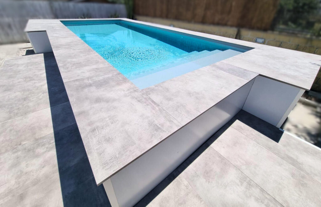 Piscina fuori terra di design ILO Piscine, prodotta con materiali di altissima qualità e interamente personalizzabile