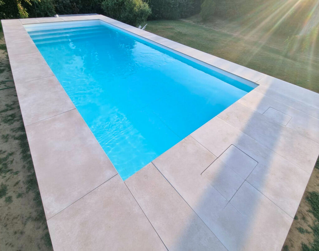 Piscina semi interrata di design ILO Piscine.
Prodotta con materiali di altissima qualità e interamente personalizzabile