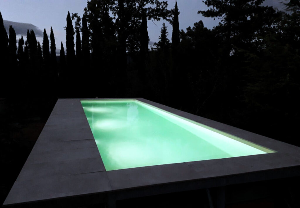 Piscina fuori terra di design ILO Piscine.
Prodotta con materiali di altissima qualità e interamente personalizzabile