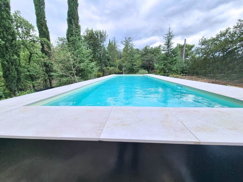 Piscina fuori terra di design ILO Piscine.
Prodotta con materiali di altissima qualità e interamente personalizzabile