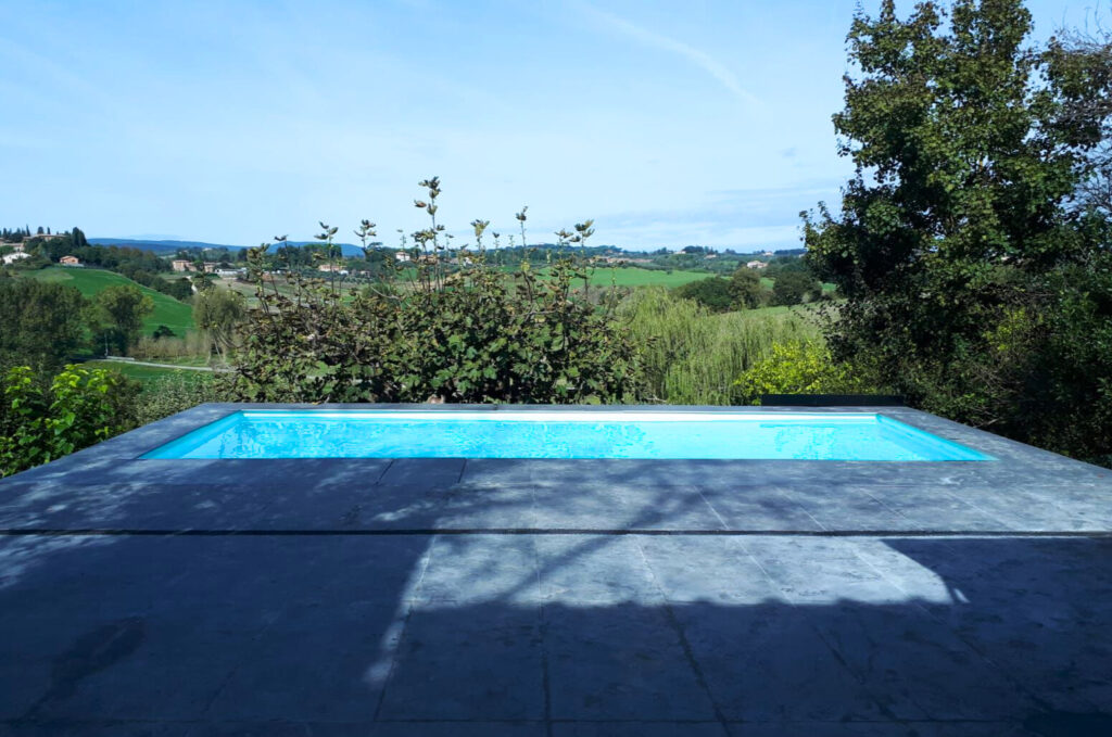 Piscina semi interrata di design ILO Piscine.
Prodotta con materiali di altissima qualità e interamente personalizzabile