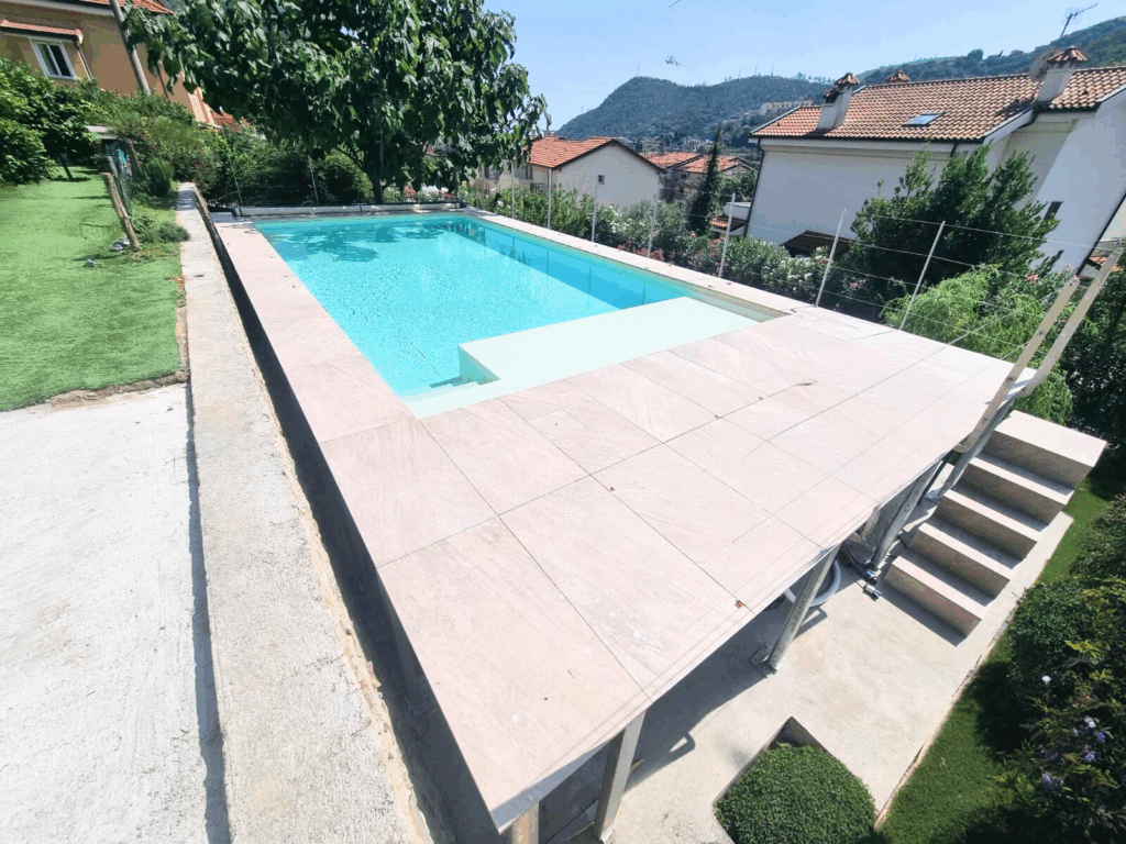 Piscina fuori terra con scala di accesso esterna